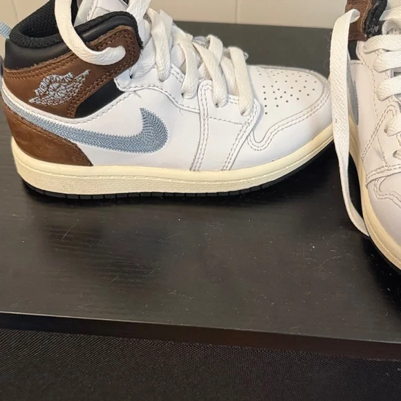 Nike Kids White and Black Sneakers - Picture 2 of 4